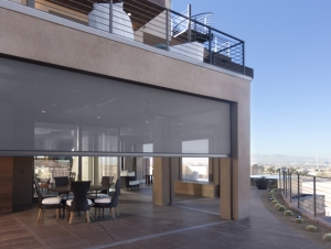 he home blends indoor and outdoor spaces thanks to the Executive motorized screens